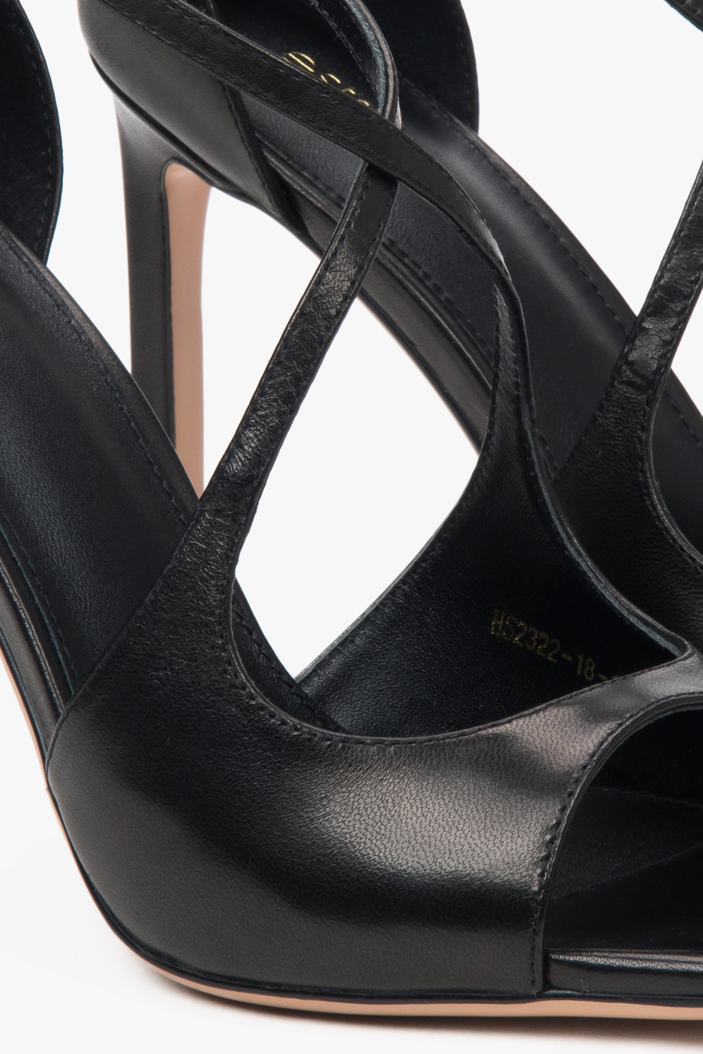 Czarne sandałki na szpilce z ozdobnym zapięciem Estro.