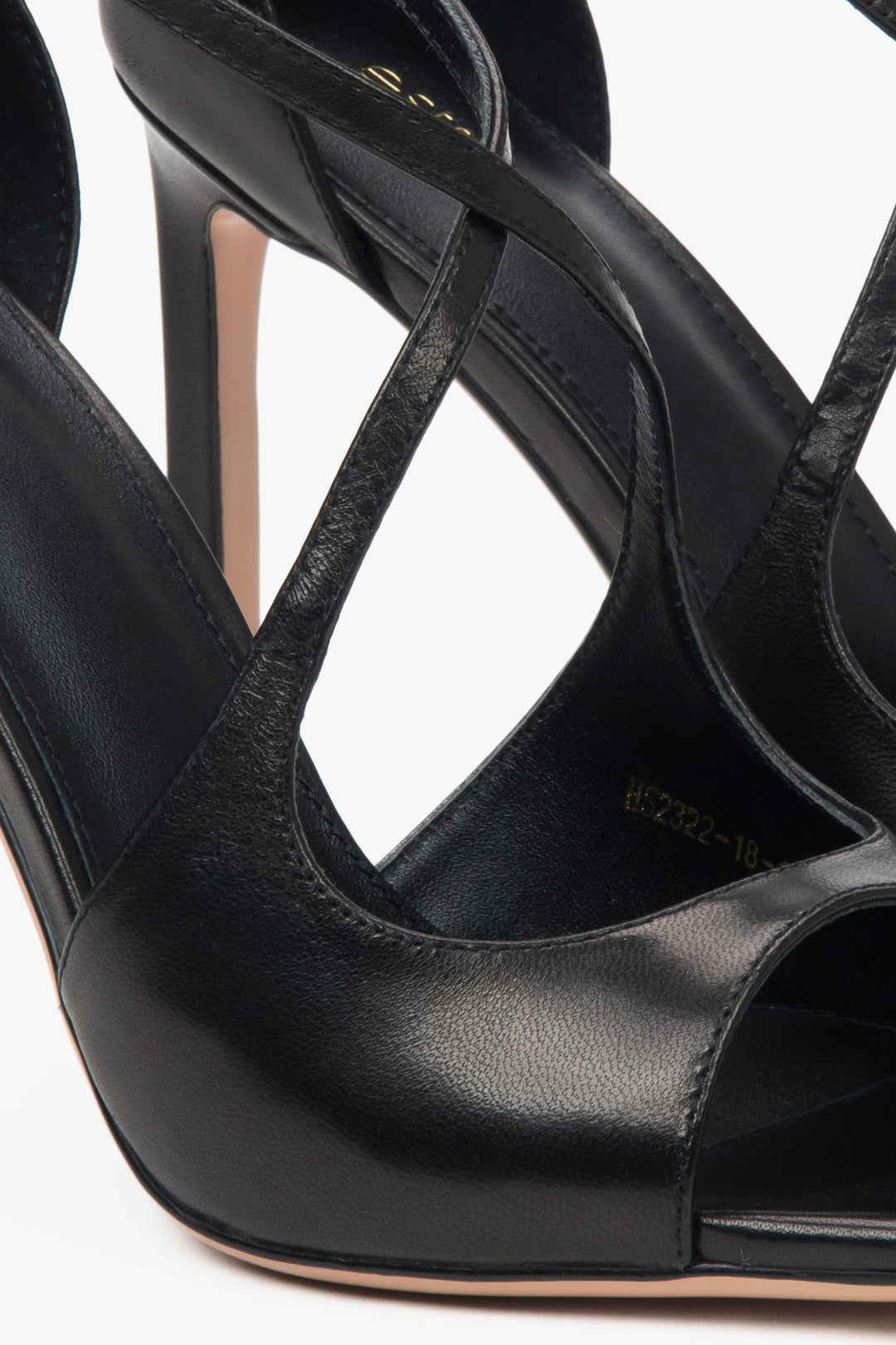 Czarne sandałki na szpilce z ozdobnym zapięciem Estro.