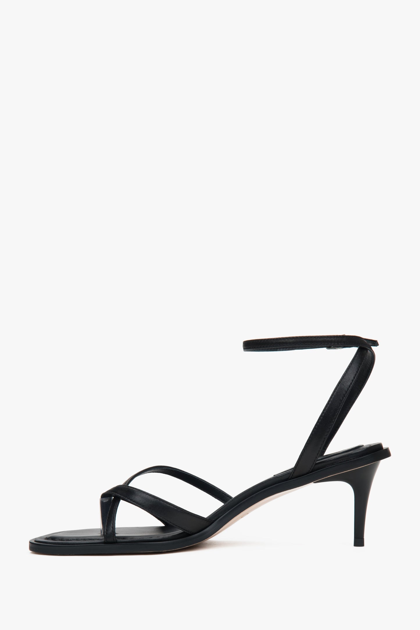 Damskie czarne sandałki na niskim obcasie ze skóry naturalnej Estro.