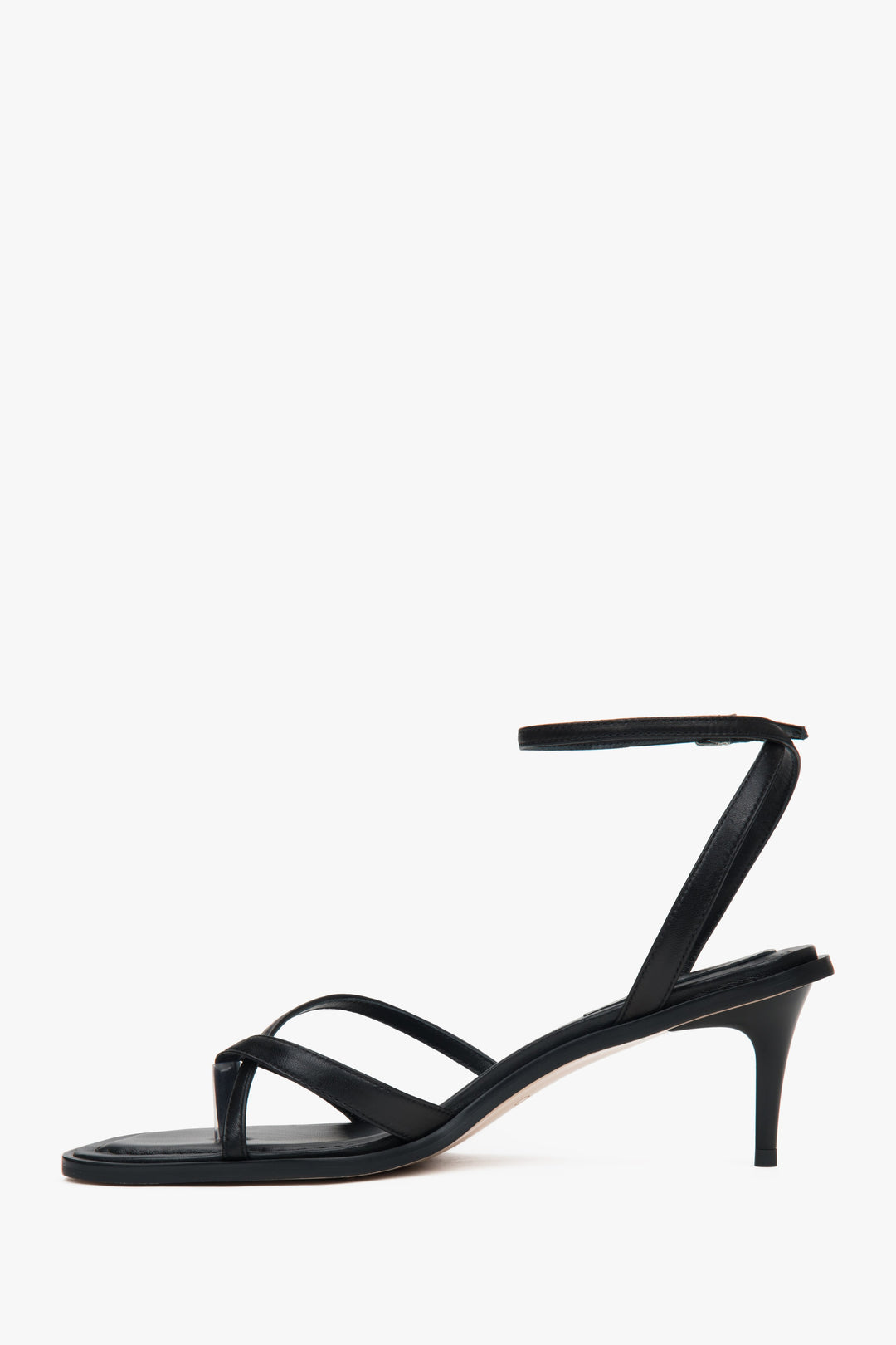 Damskie czarne sandałki na niskim obcasie ze skóry naturalnej Estro.