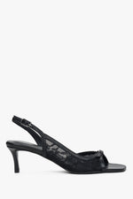 Czarne sandałki damskie na obcasie typu slingback z ozdobną koronką Estro ER00117437.