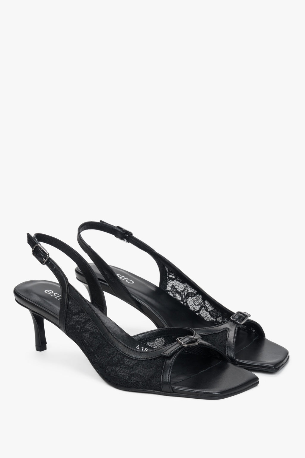 Czarne sandałki typu slingback na obcasie z koronką.
