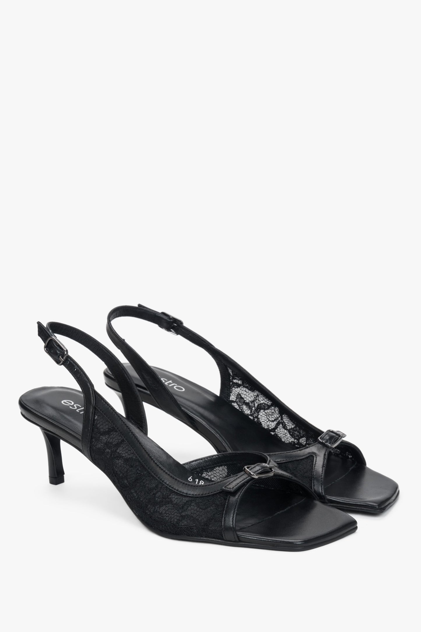 Czarne sandałki typu slingback na obcasie z koronką.