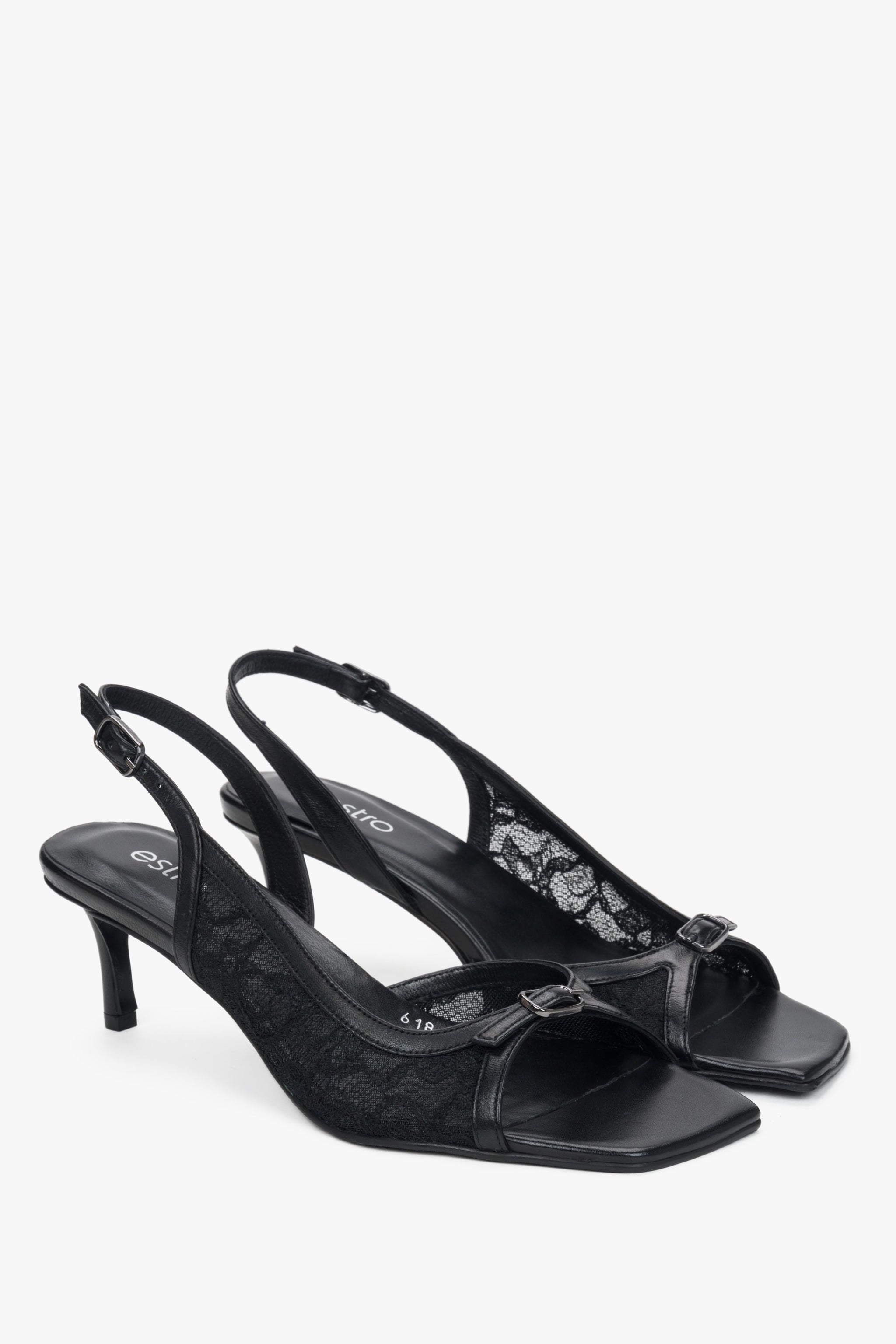 Czarne sandałki typu slingback na obcasie z koronką.