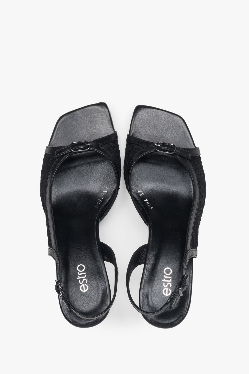 Czarne sandałki na obcasie typu slingback z dekoracyjną koronką.