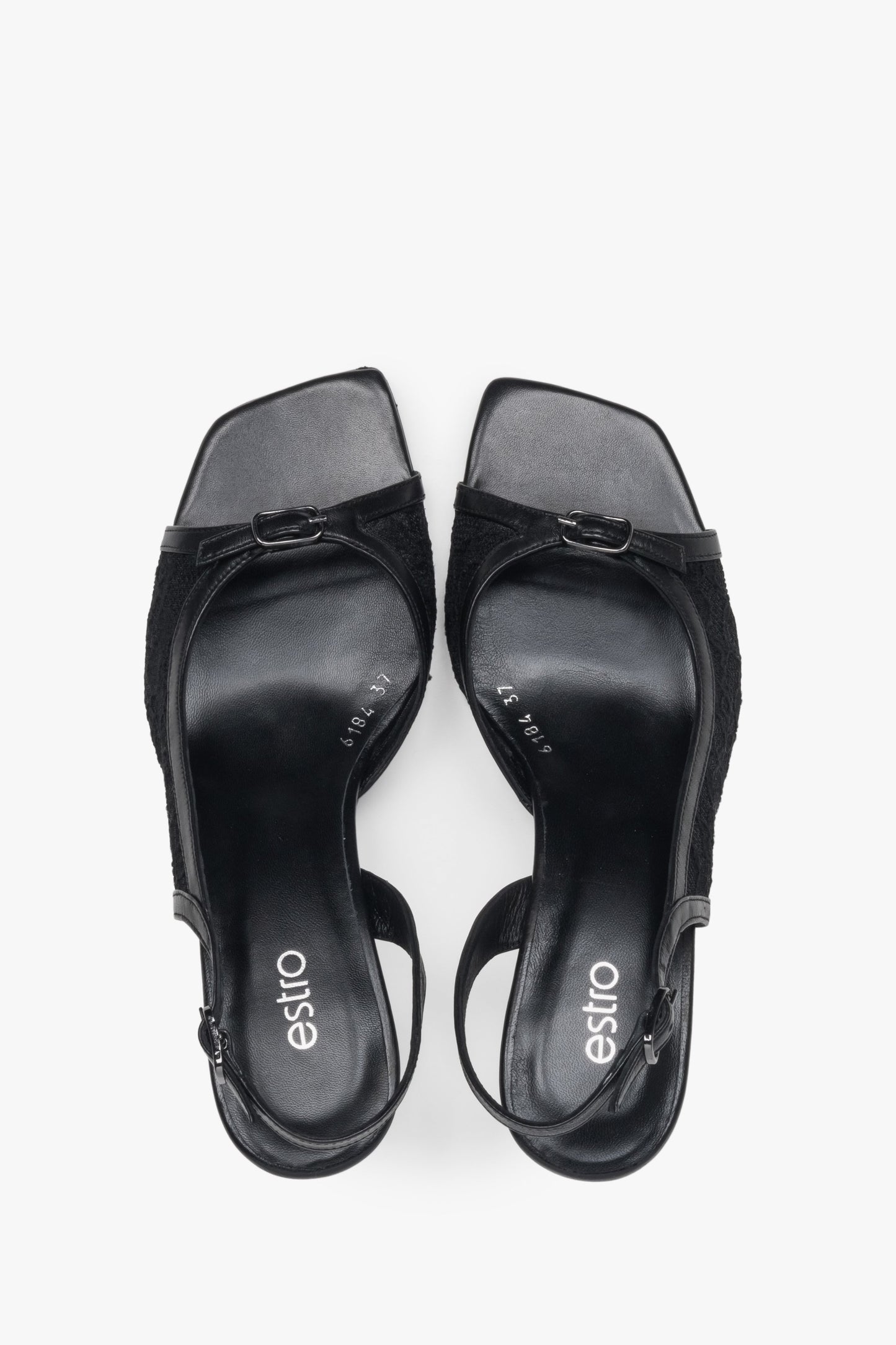 Czarne sandałki na obcasie typu slingback z dekoracyjną koronką.