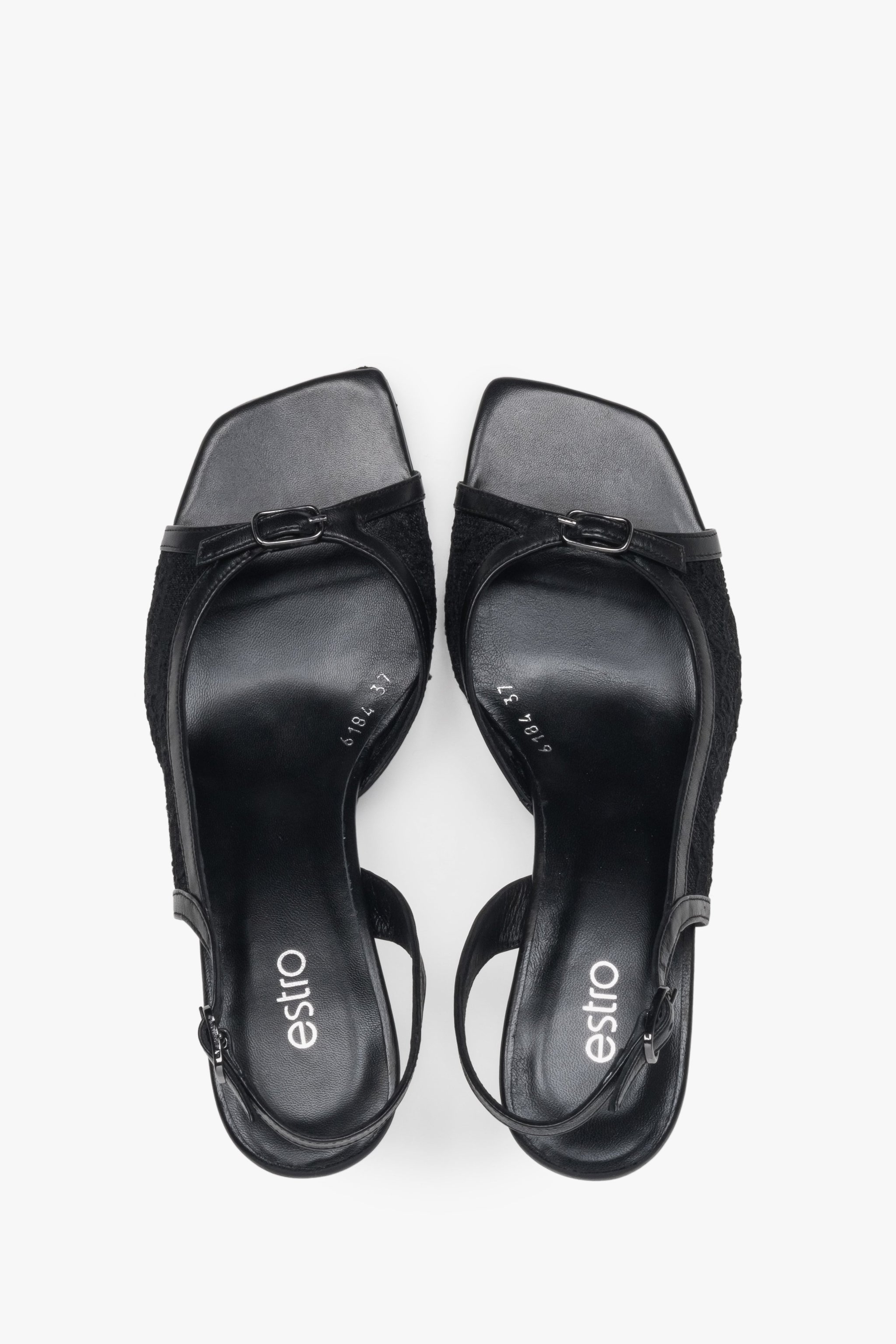 Czarne sandałki na obcasie typu slingback z dekoracyjną koronką.