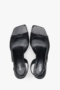 Czarne sandałki na obcasie typu slingback z dekoracyjną koronką.