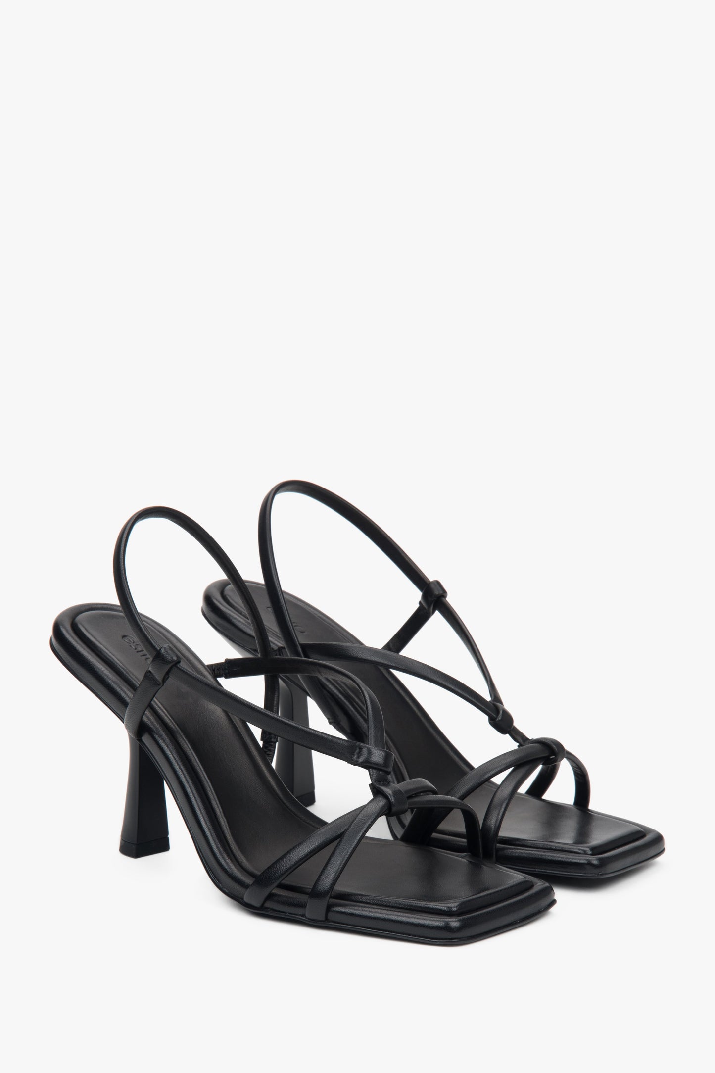 Czarne sandałki damskie na wysokim obcasie ze skóry naturalnej.