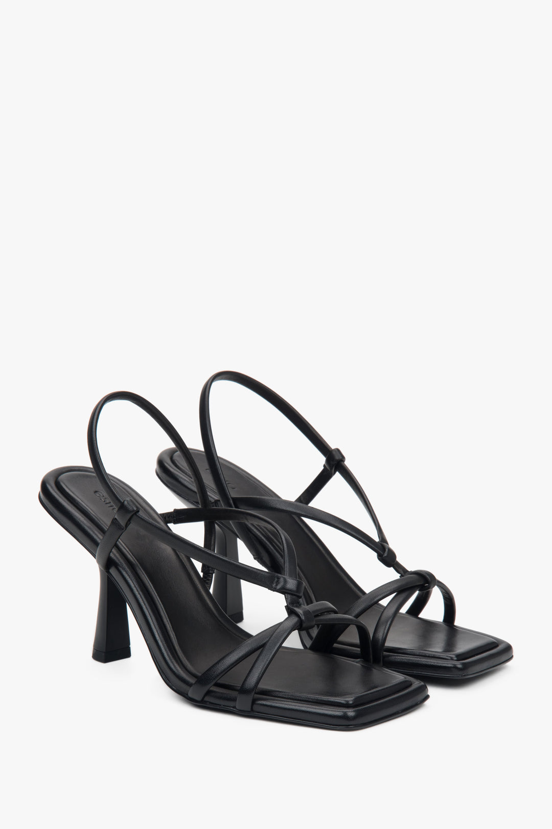Czarne sandałki damskie na wysokim obcasie ze skóry naturalnej.