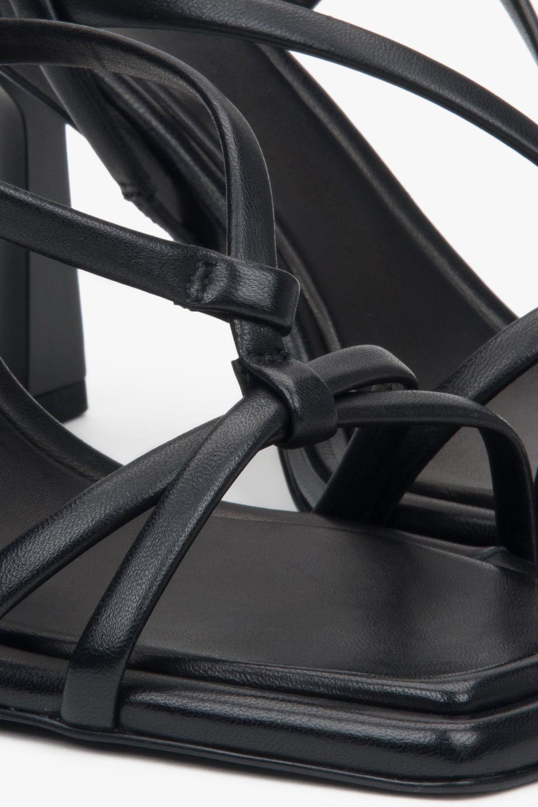 Skórzane czarne sandałki na szpilce - zbliżenie na detale.