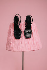 Ze skóry naturalnej, czarne sandałki damskie na wysokim obcasie Estro.