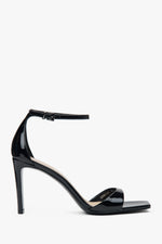Czarne sandałki damskie z lakierowanej skóry naturalnej na stabilnym słupku.
