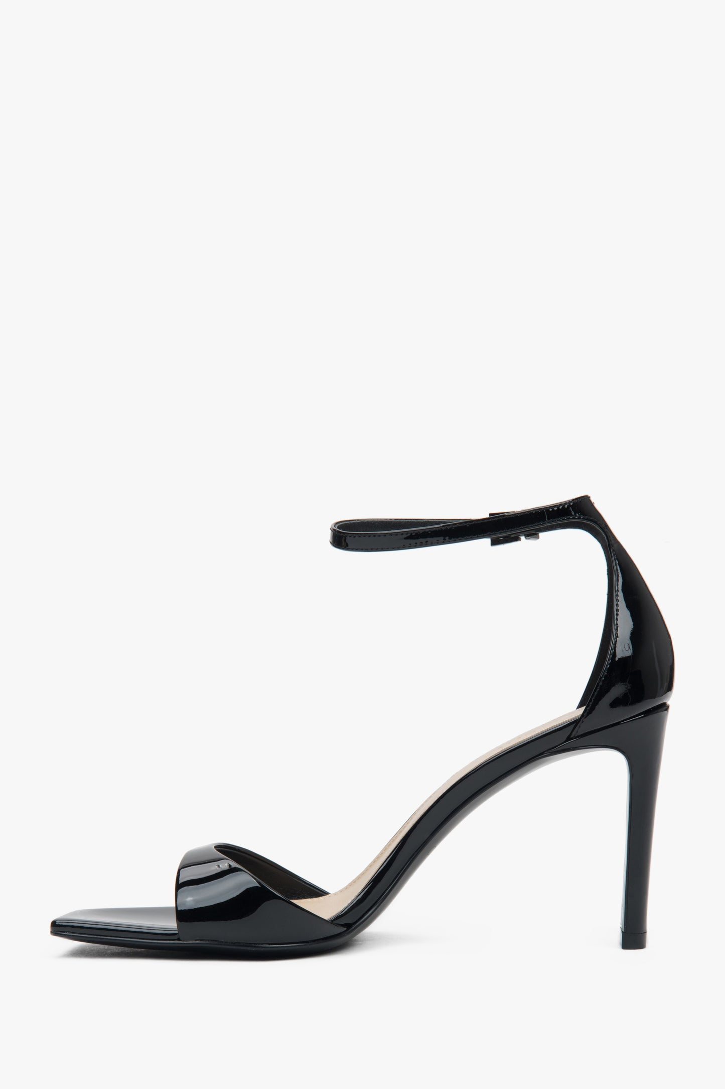 Damskie czarne sandałki z lakierowanej skóry naturalnej na stabilnym słupku Estro.
