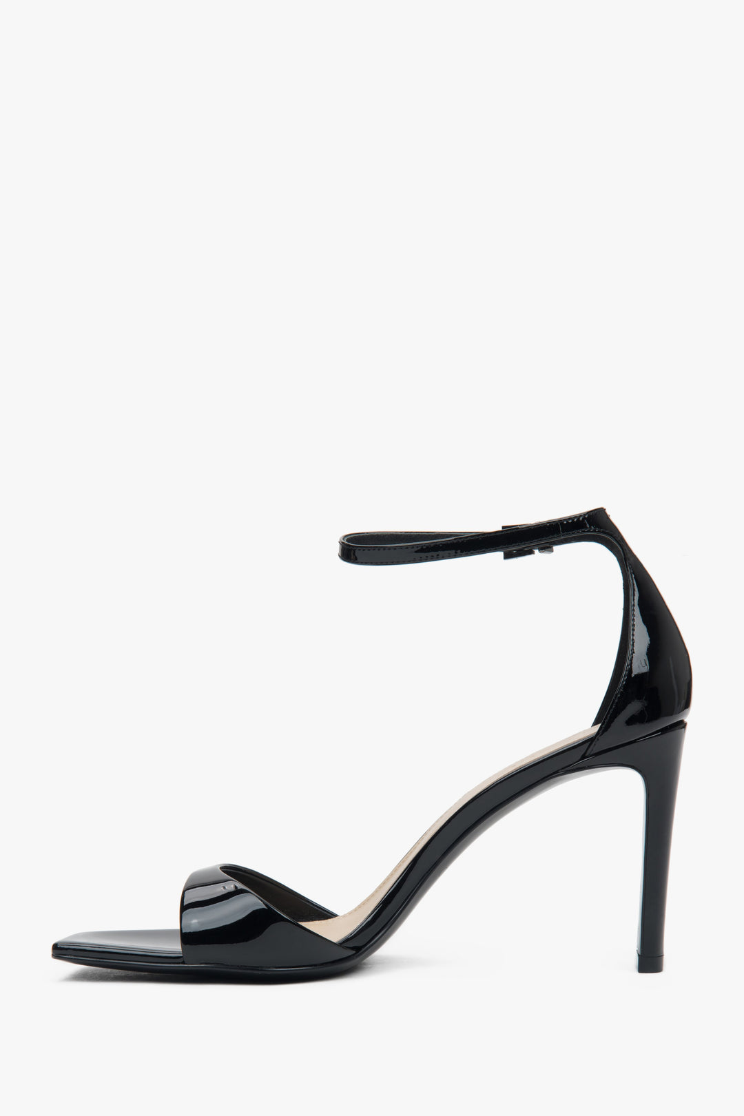 Damskie czarne sandałki z lakierowanej skóry naturalnej na stabilnym słupku Estro.