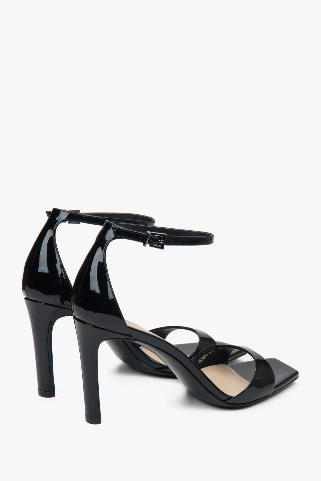 Z lakierowanej skóry naturalnej, czarne sandałki damskie na stabilnym słupku Estro.