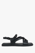 Stylowe czarne sandały damskie z płaską podeszwą, wykonane ze skóry naturalnej, ozdobione srebrnymi elementami Estro