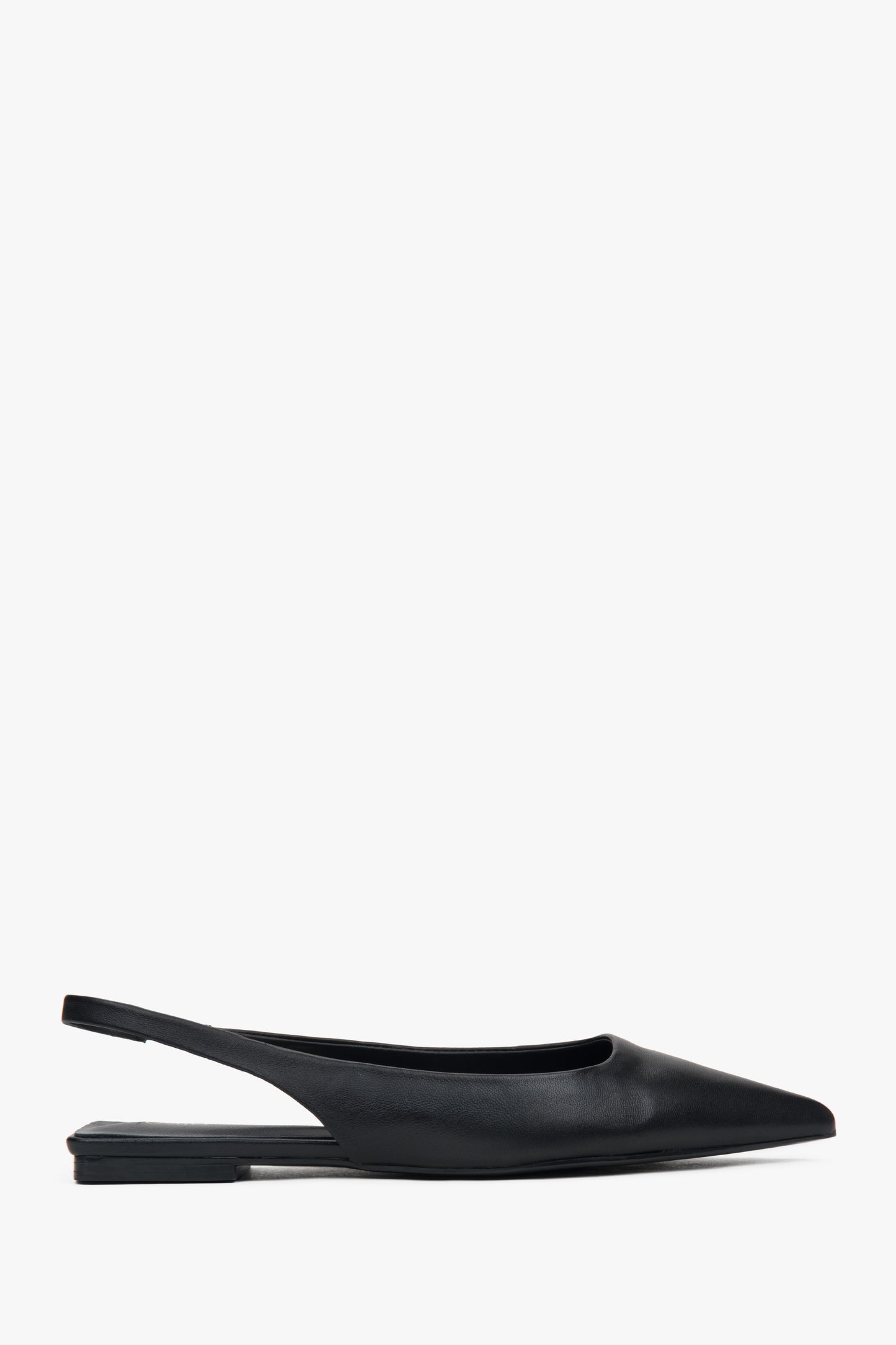 Czarne sandały damskie typu slingback na płaskim obcasie z czubkiem w szpic Estro ER00117219.