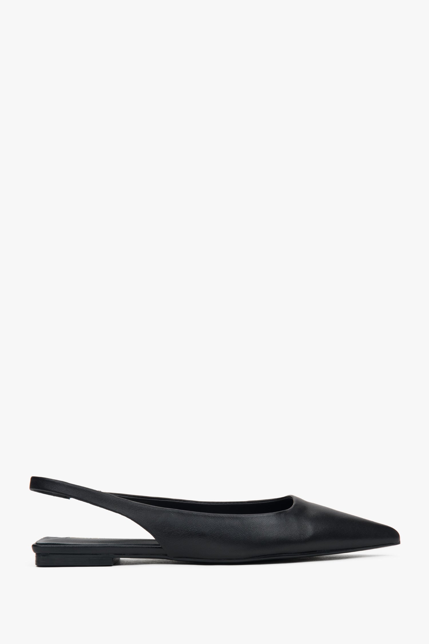 Czarne sandały damskie typu slingback na płaskim obcasie z czubkiem w szpic Estro ER00117219.