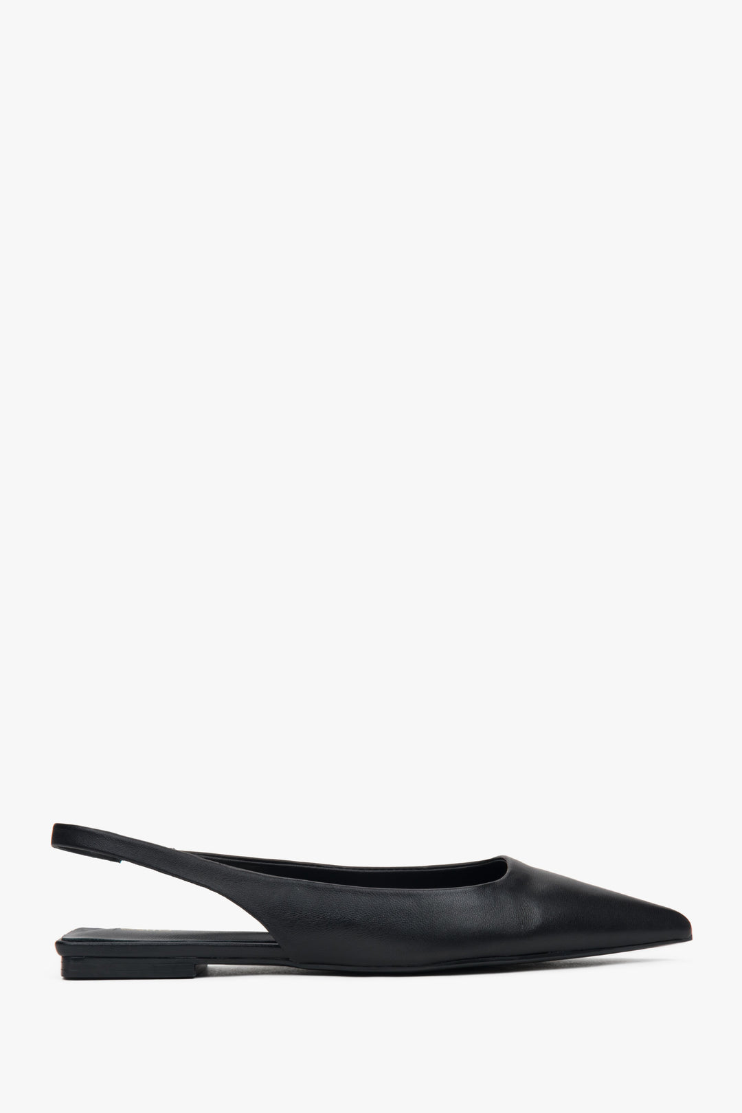 Czarne sandały damskie typu slingback na płaskim obcasie z czubkiem w szpic Estro ER00117219.