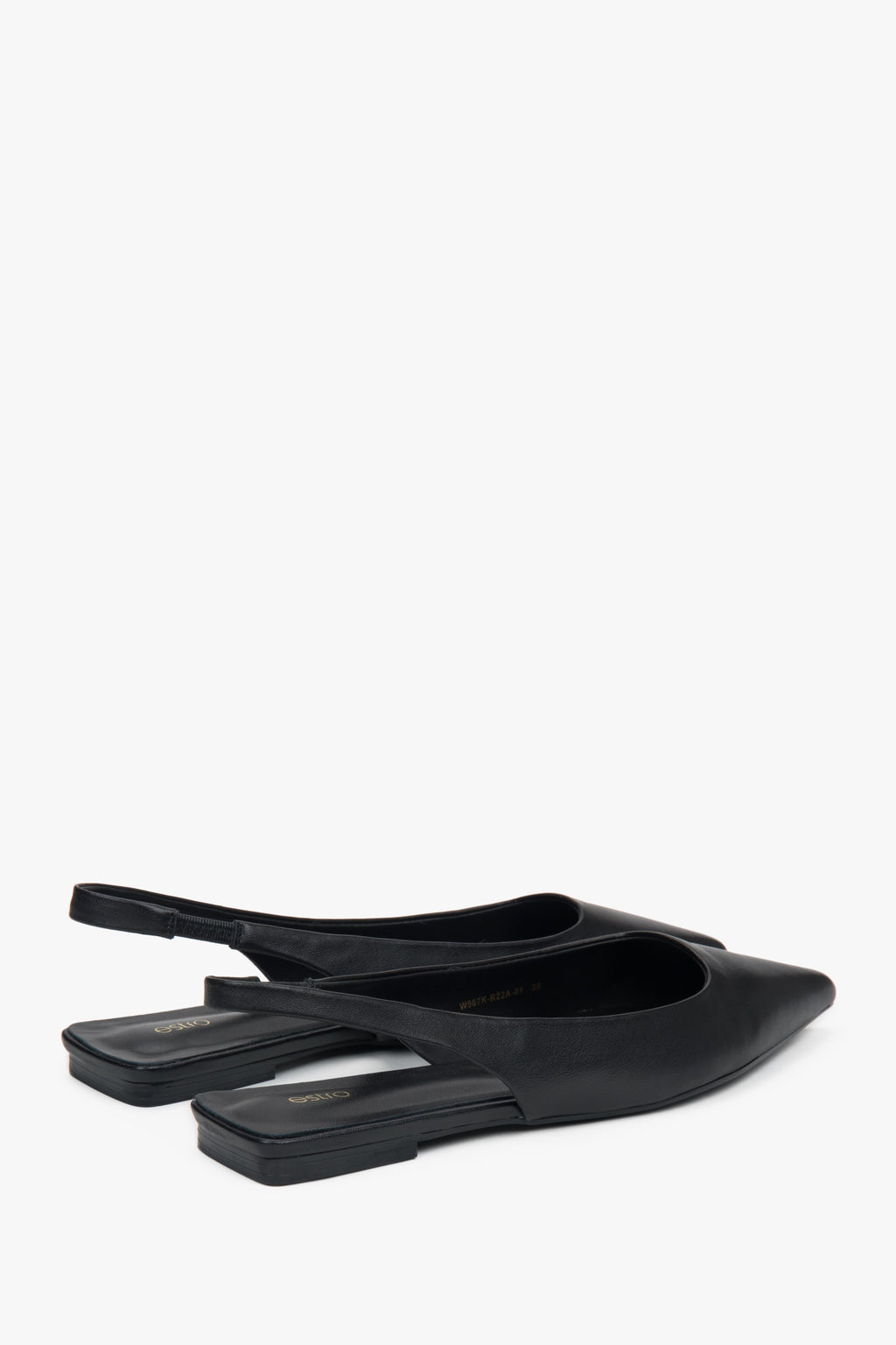 Sandały slingback na płaskim obcasie z ostrym noskiem w kolorze czarnym.