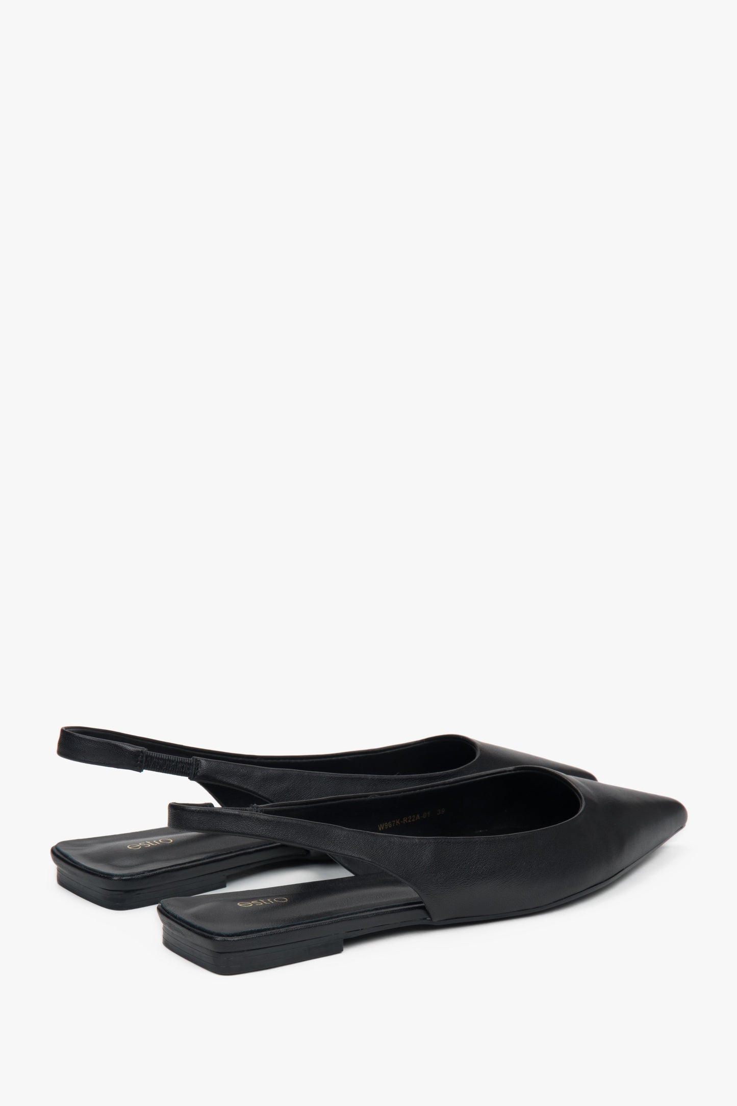 Sandały slingback na płaskim obcasie z ostrym noskiem w kolorze czarnym.
