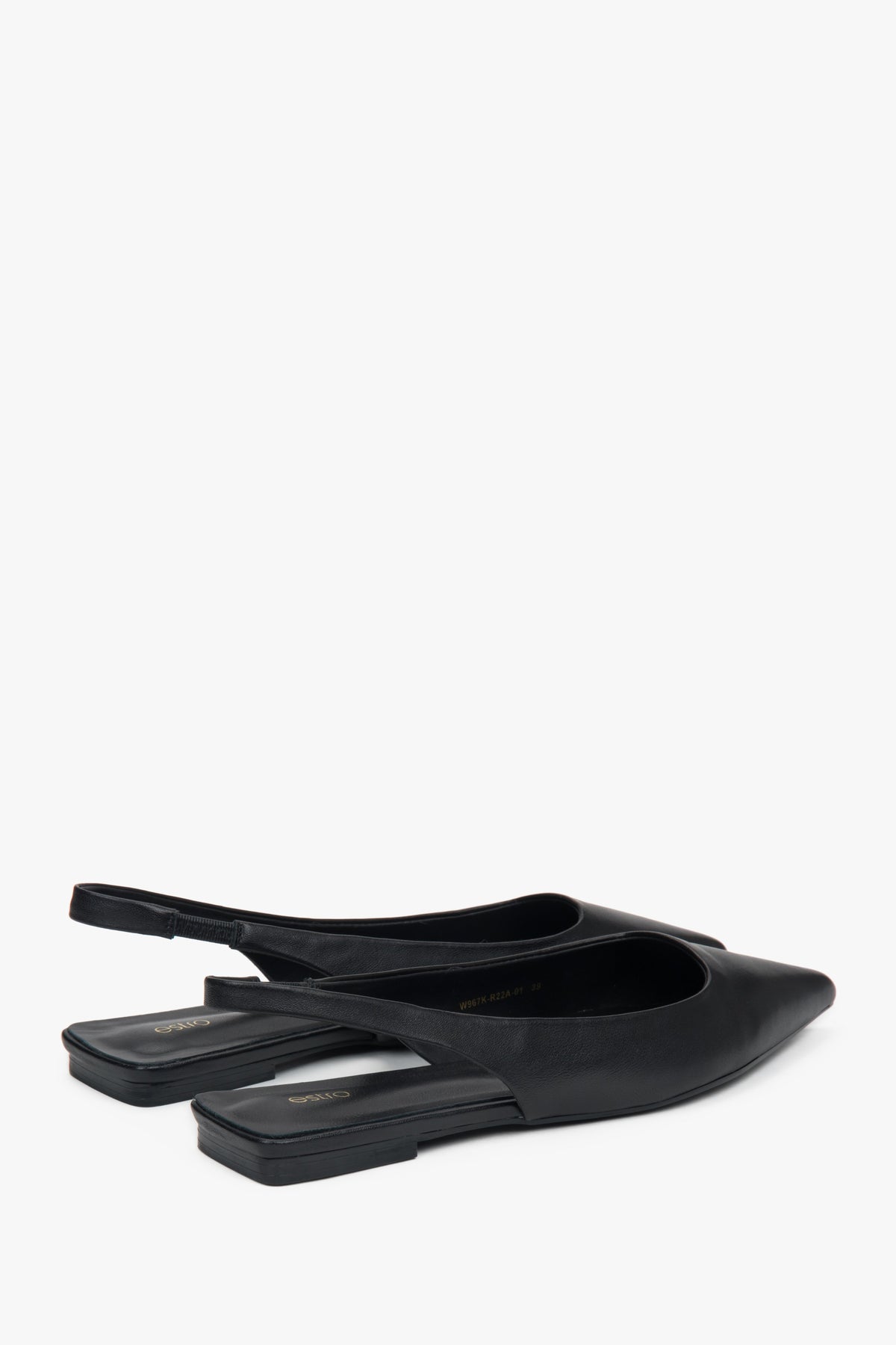 Sandały slingback na płaskim obcasie z ostrym noskiem w kolorze czarnym.