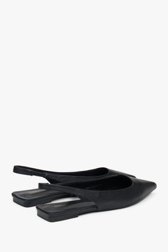 Sandały slingback na płaskim obcasie z ostrym noskiem w kolorze czarnym.