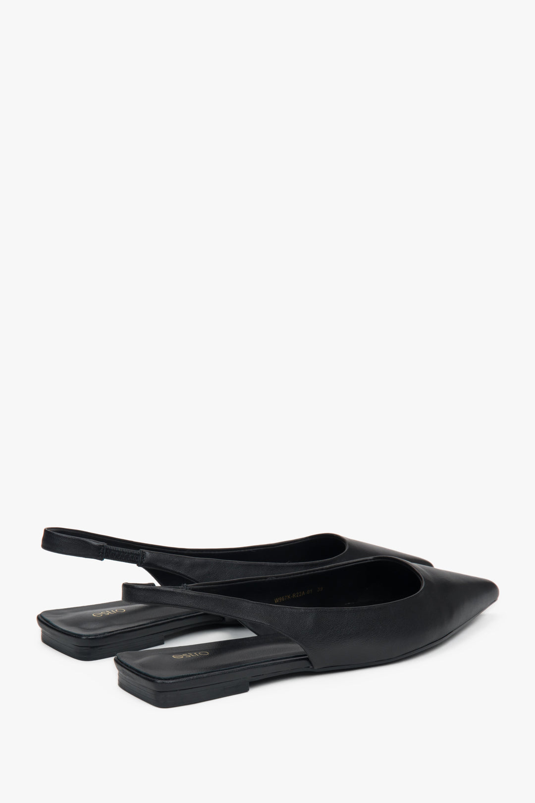 Sandały slingback na płaskim obcasie z ostrym noskiem w kolorze czarnym.