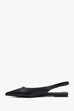 Czarne płaskie sandały typu slingback z czubkiem w szpic.