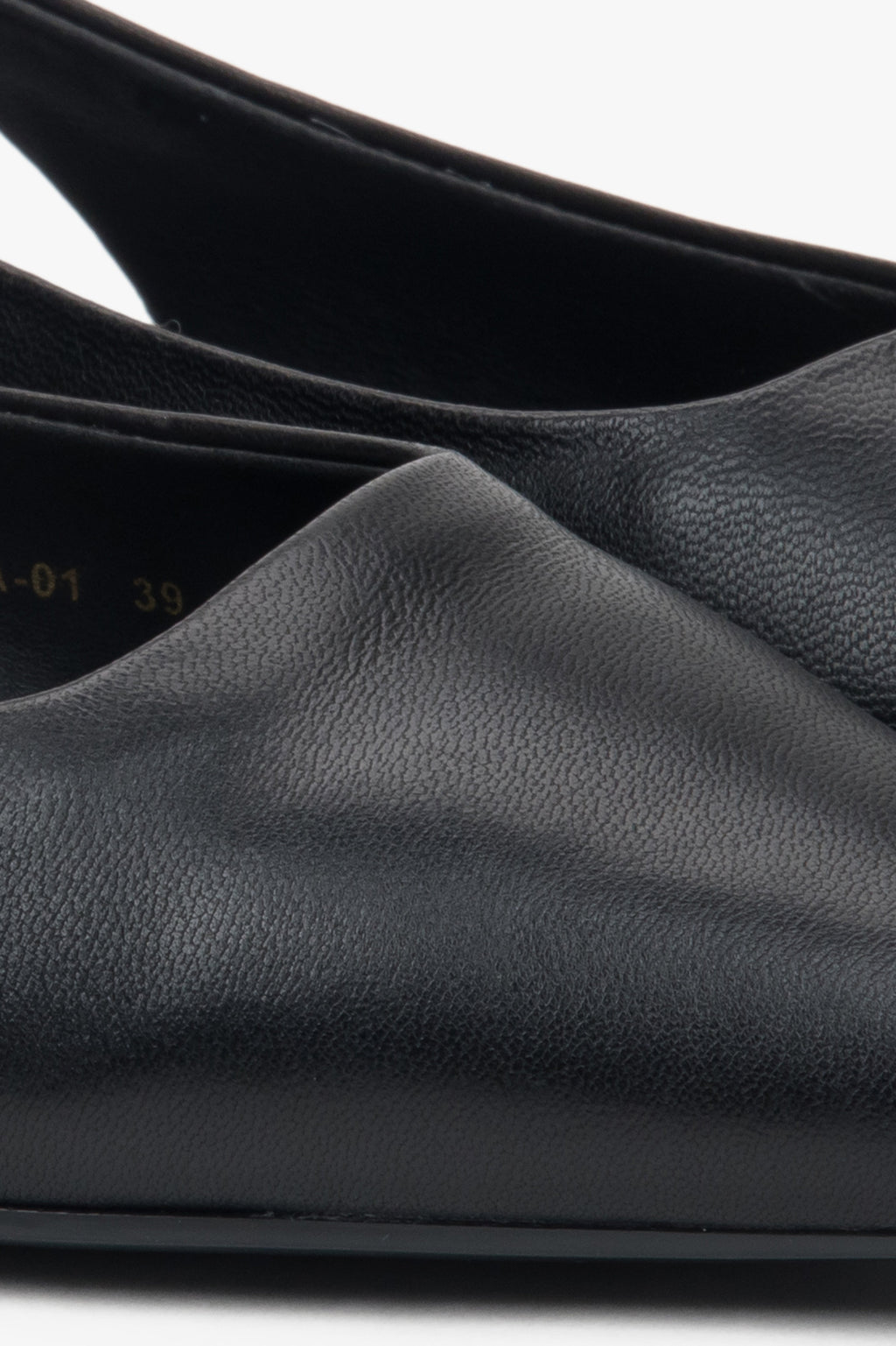 Stylowe sandały damskie slingback z czarnym wykończeniem i szpiczastym noskiem.
