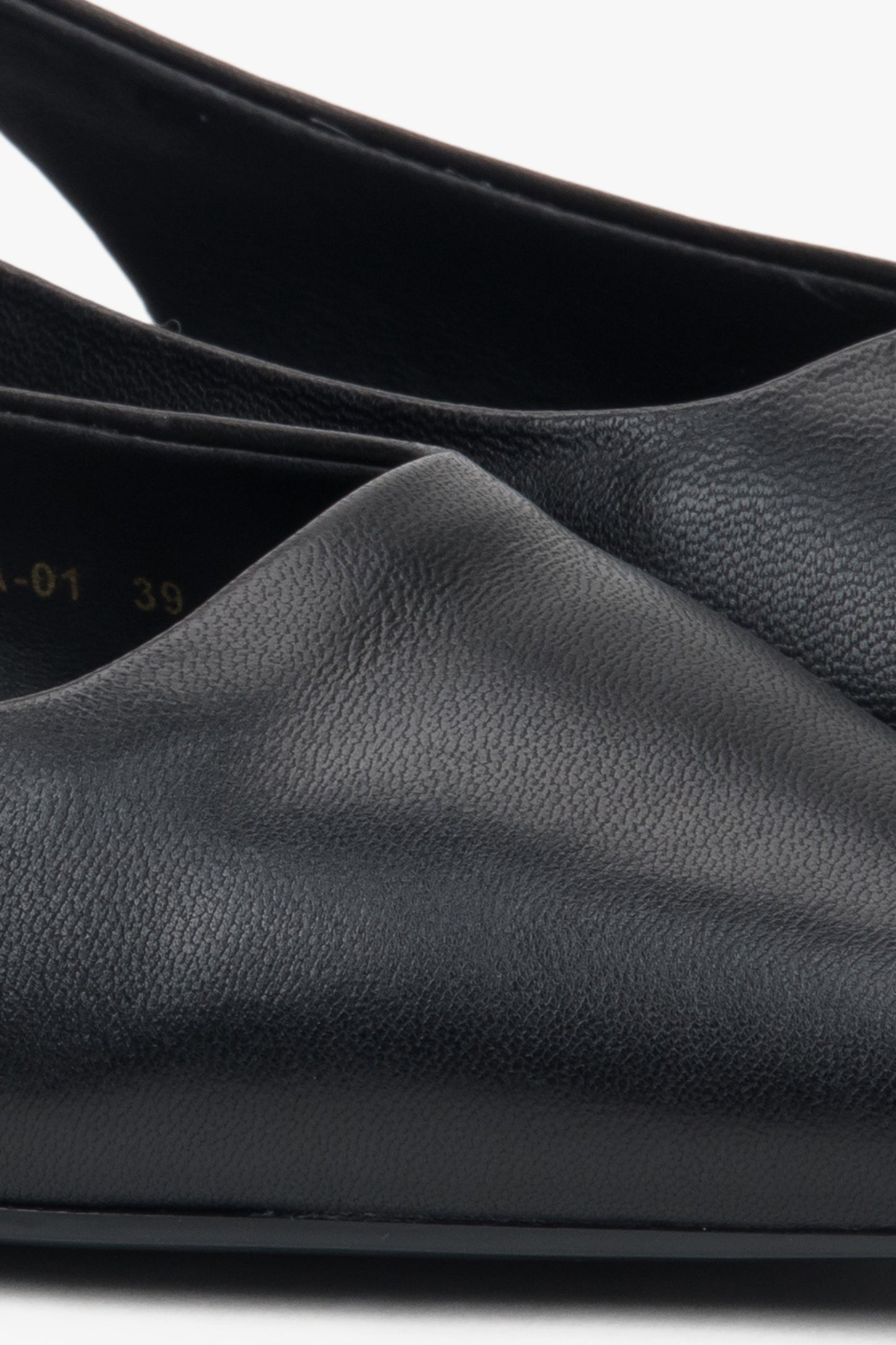 Stylowe sandały damskie slingback z czarnym wykończeniem i szpiczastym noskiem.