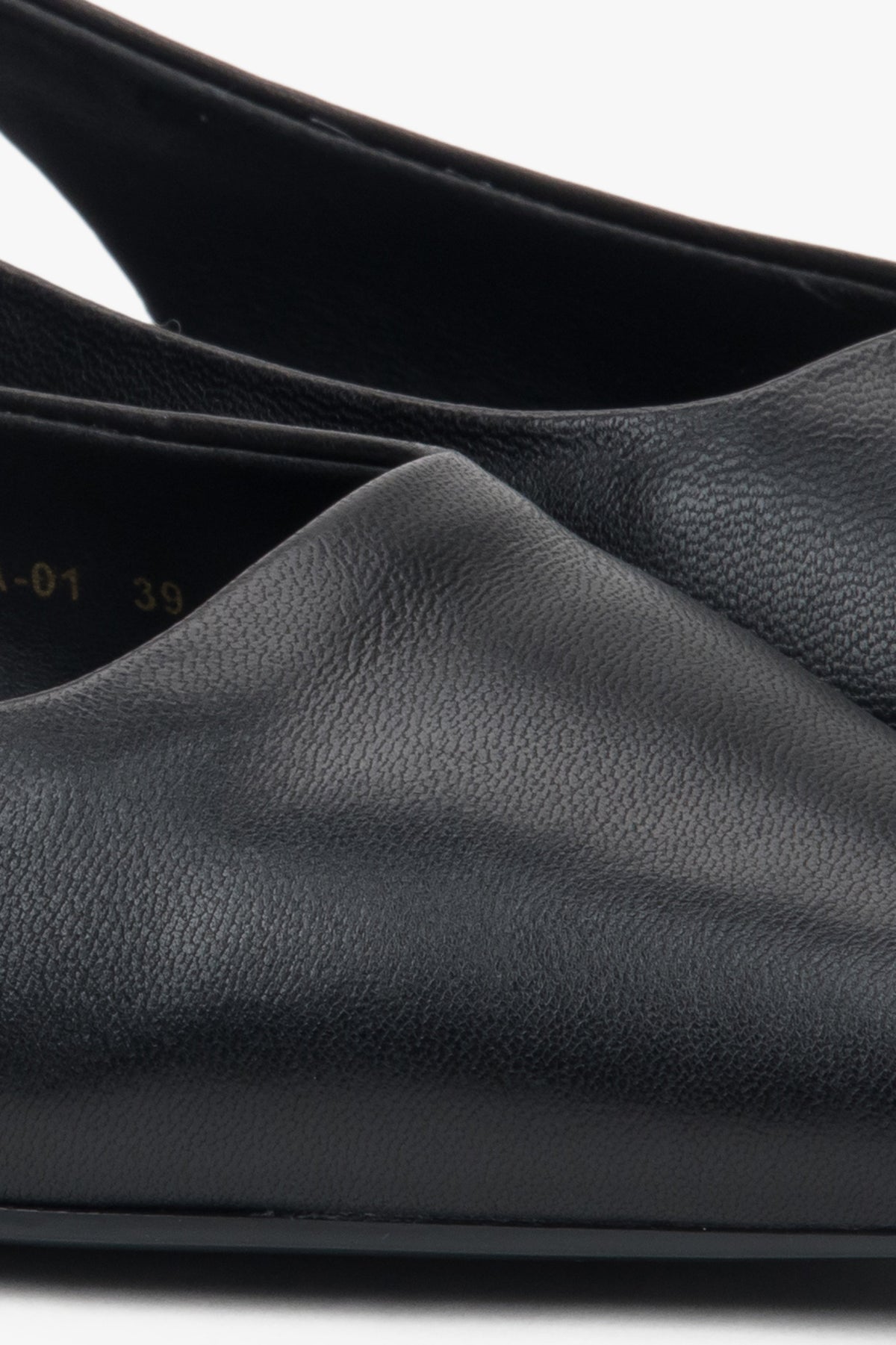 Stylowe sandały damskie slingback z czarnym wykończeniem i szpiczastym noskiem.