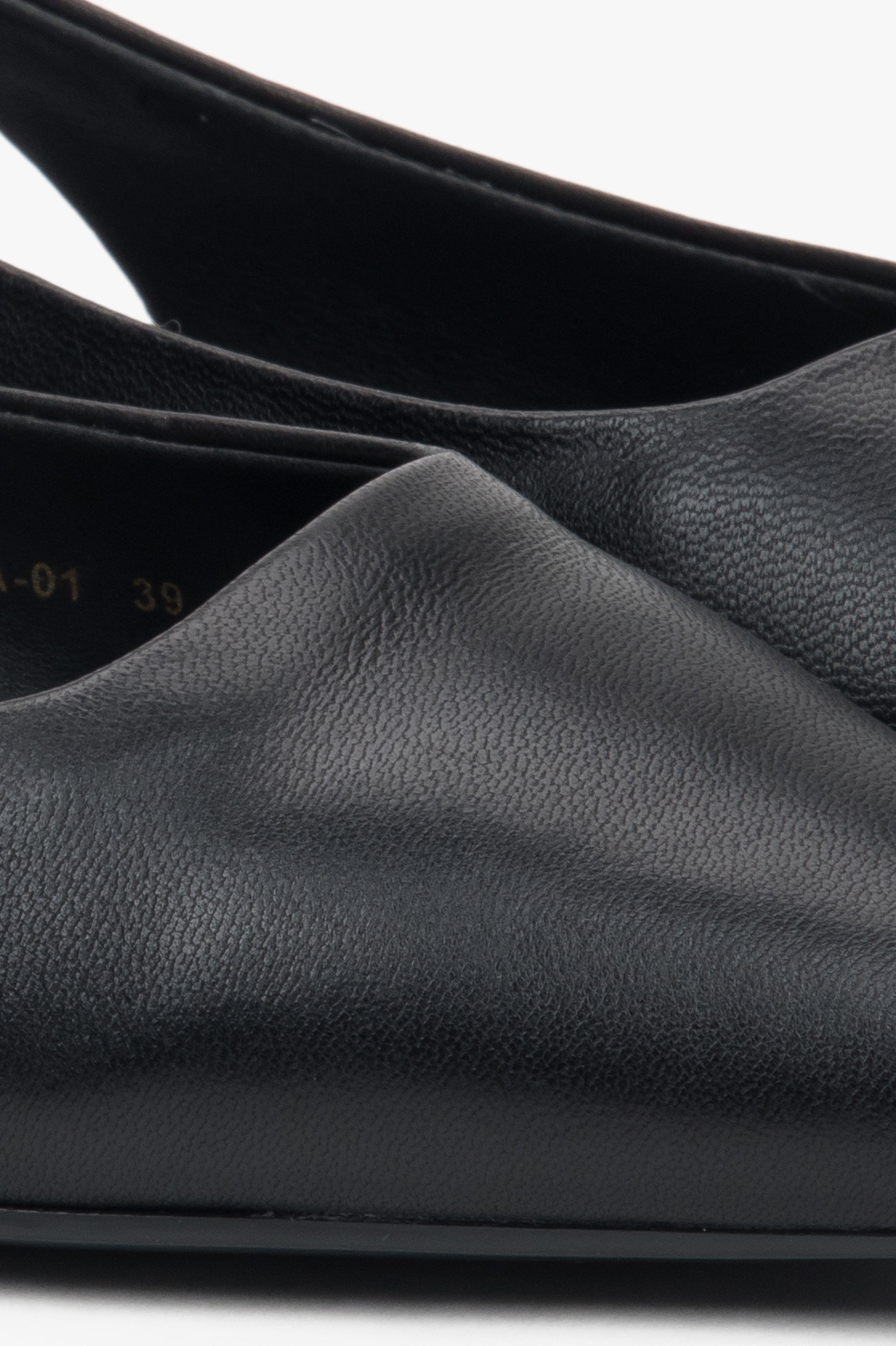 Stylowe sandały damskie slingback z czarnym wykończeniem i szpiczastym noskiem.