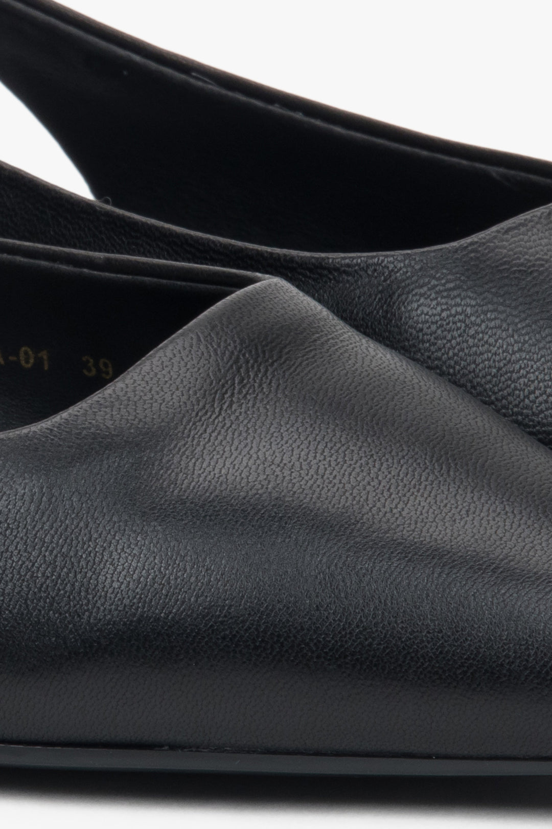 Stylowe sandały damskie slingback z czarnym wykończeniem i szpiczastym noskiem.