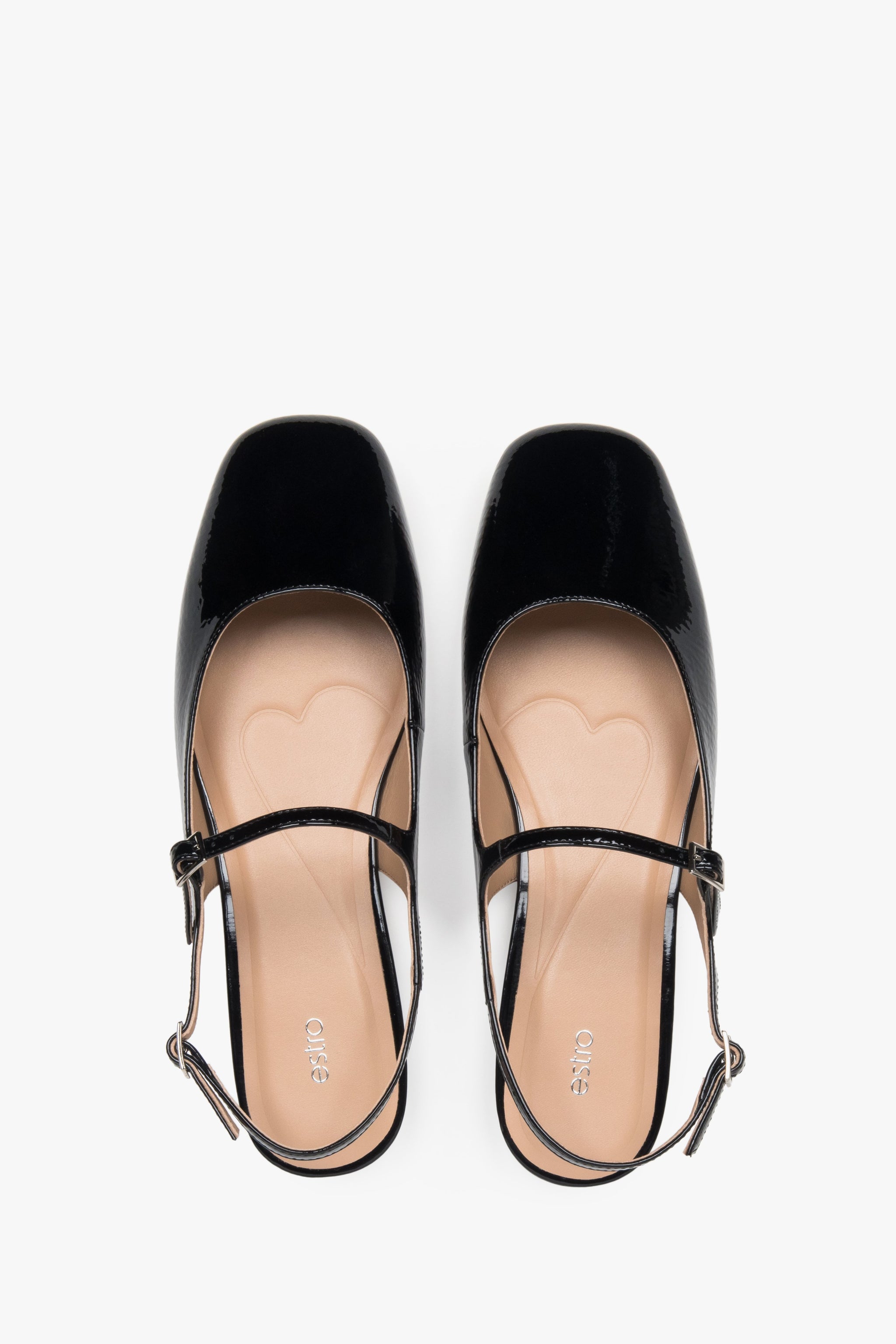 Klasyczne czarne sandały damskie Estro, o fasonie slingback.
