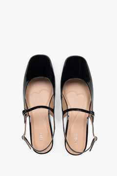 Klasyczne czarne sandały damskie Estro, o fasonie slingback.
