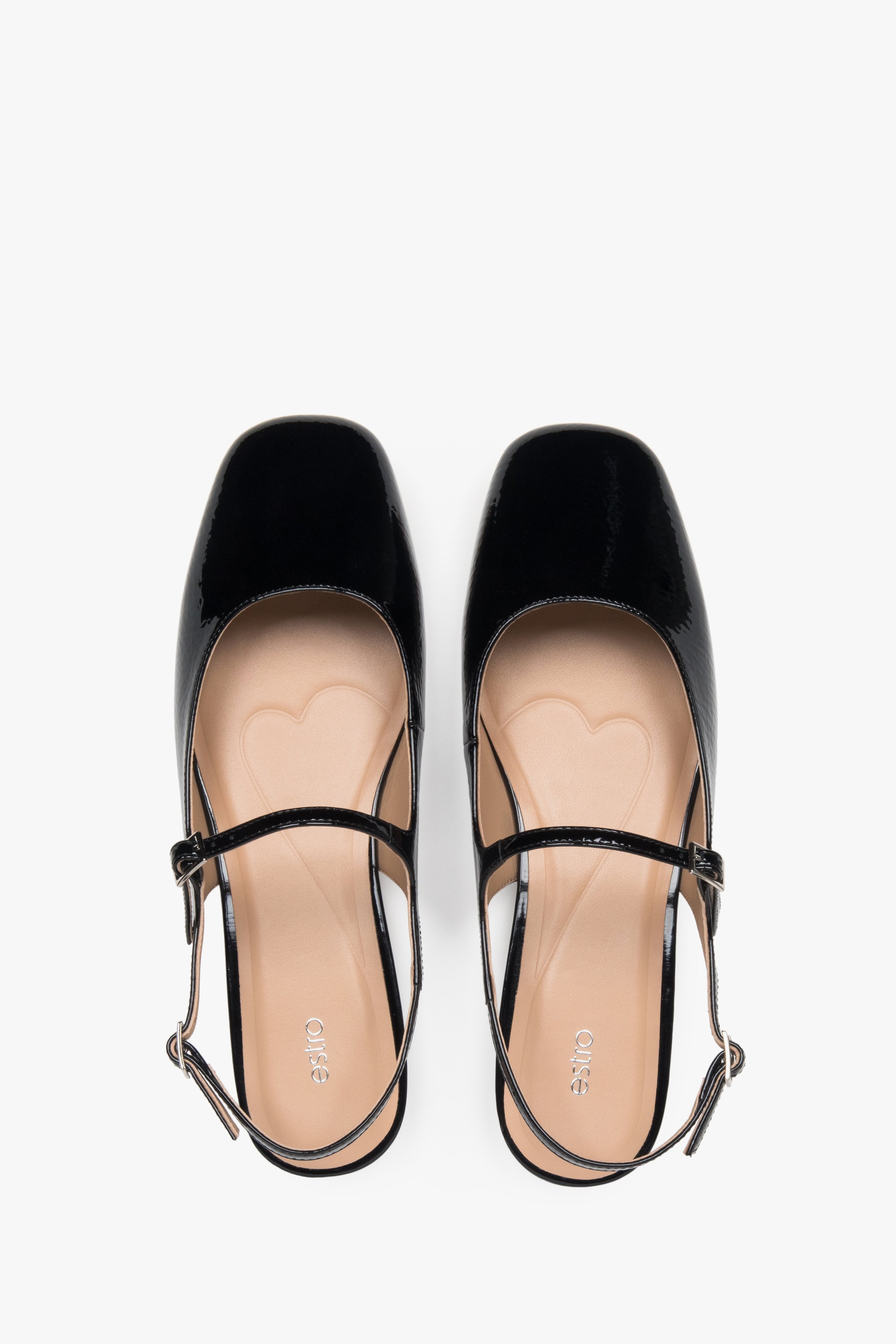 Klasyczne czarne sandały damskie Estro, o fasonie slingback.