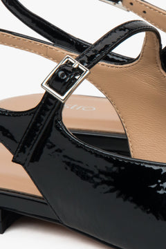 Czarne sandały damskie typu slingback na płaskim obcasie od Estro.