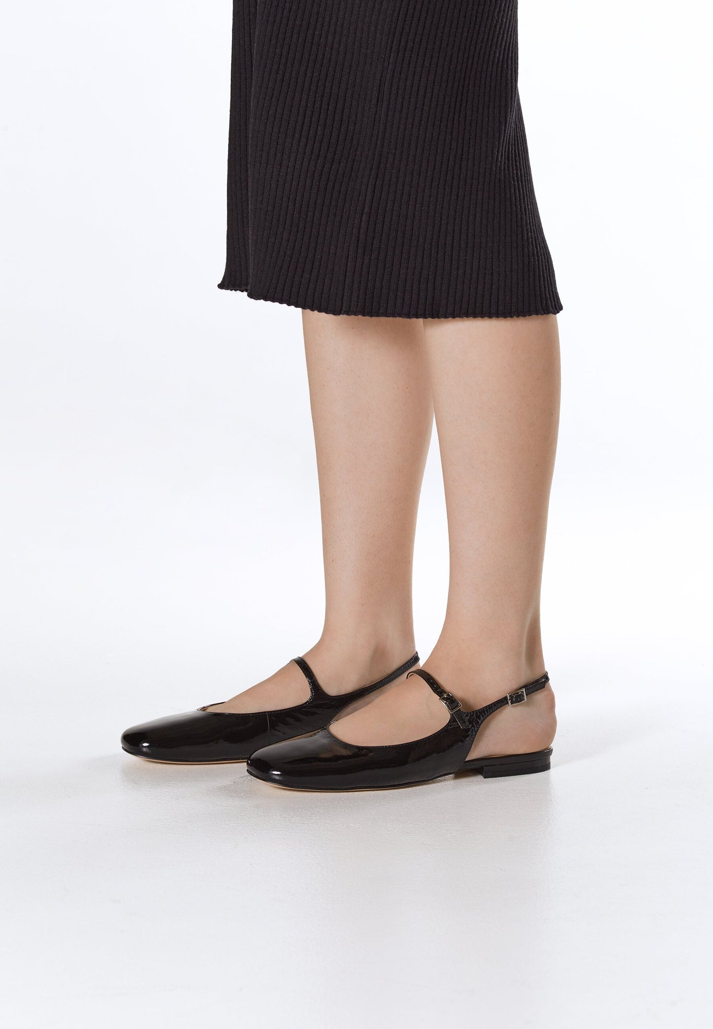 Czarne sandały damskie typu slingback na płaskim obcasie od Estro – prezentacja na nodze.