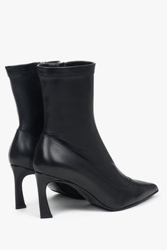 Na szpilce, czarne skórzane botki damskie z elastyczną cholewą Estro.