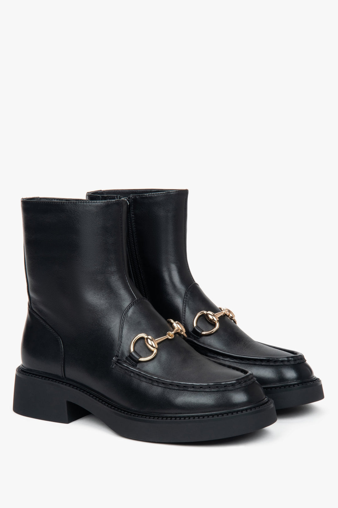 Damskie czarne skórzane botki z ozdobną klamrą Estro.