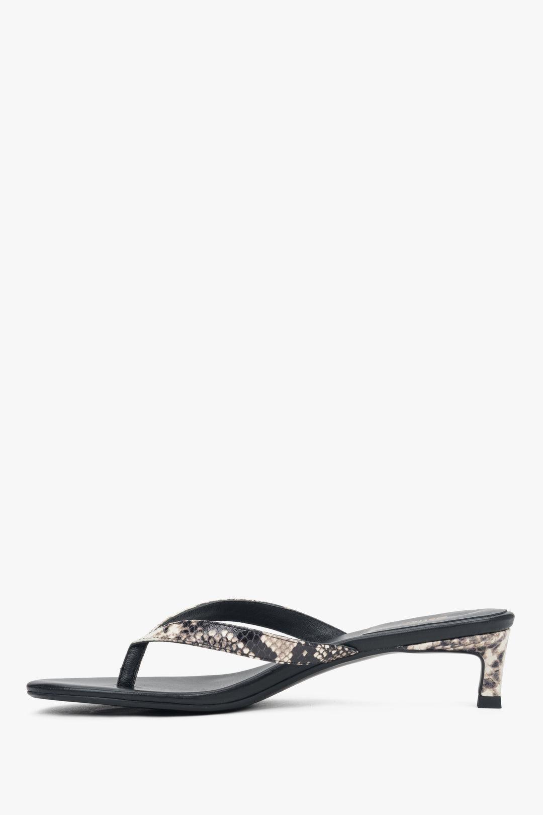 Damskie czarne, skórzane japonki z animalistycznym wzorem na niskim obcasie Estro.