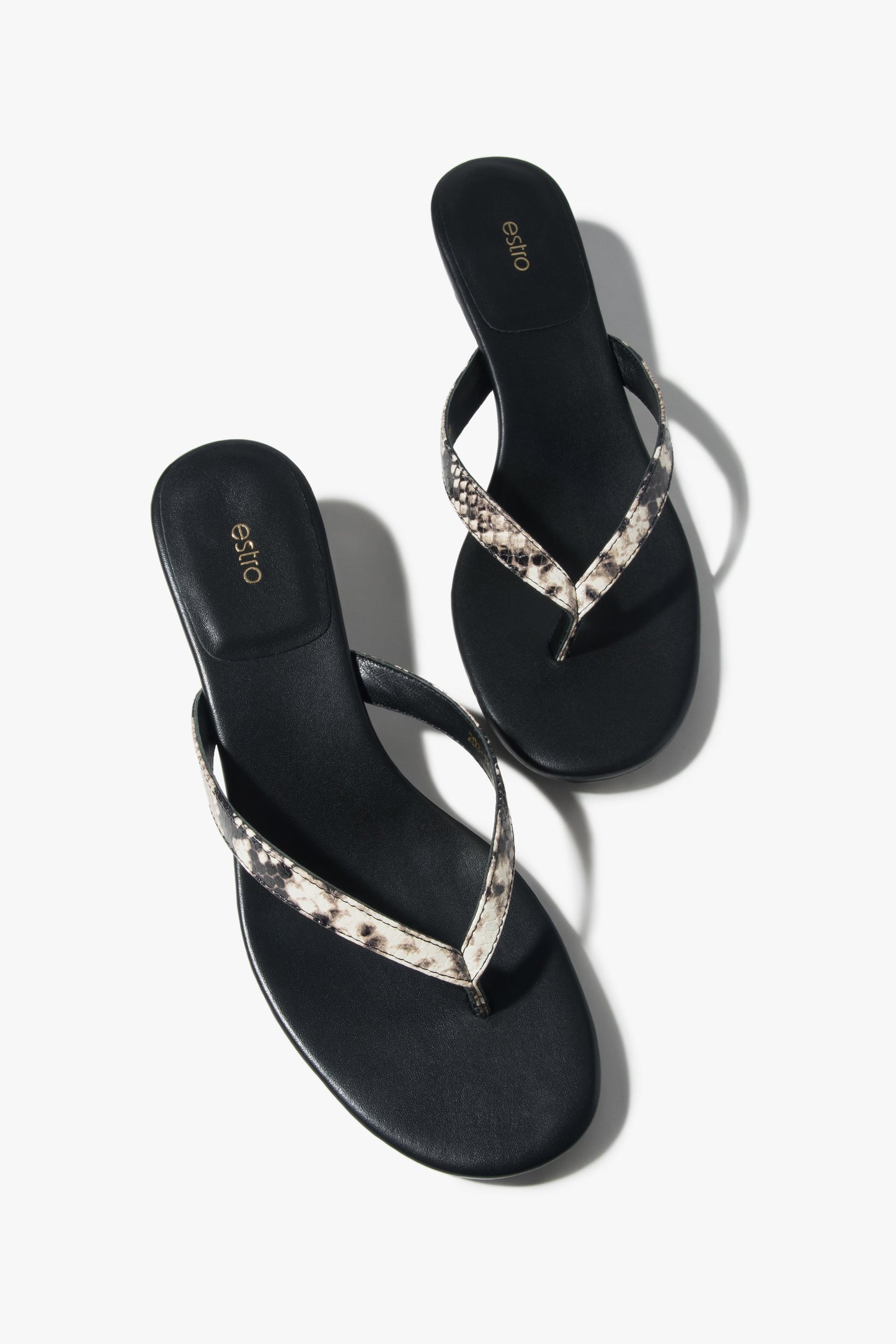 Japonki damskie Estro, czarne, skórzane, z animalistycznym wzorem, na niskim obcasie.