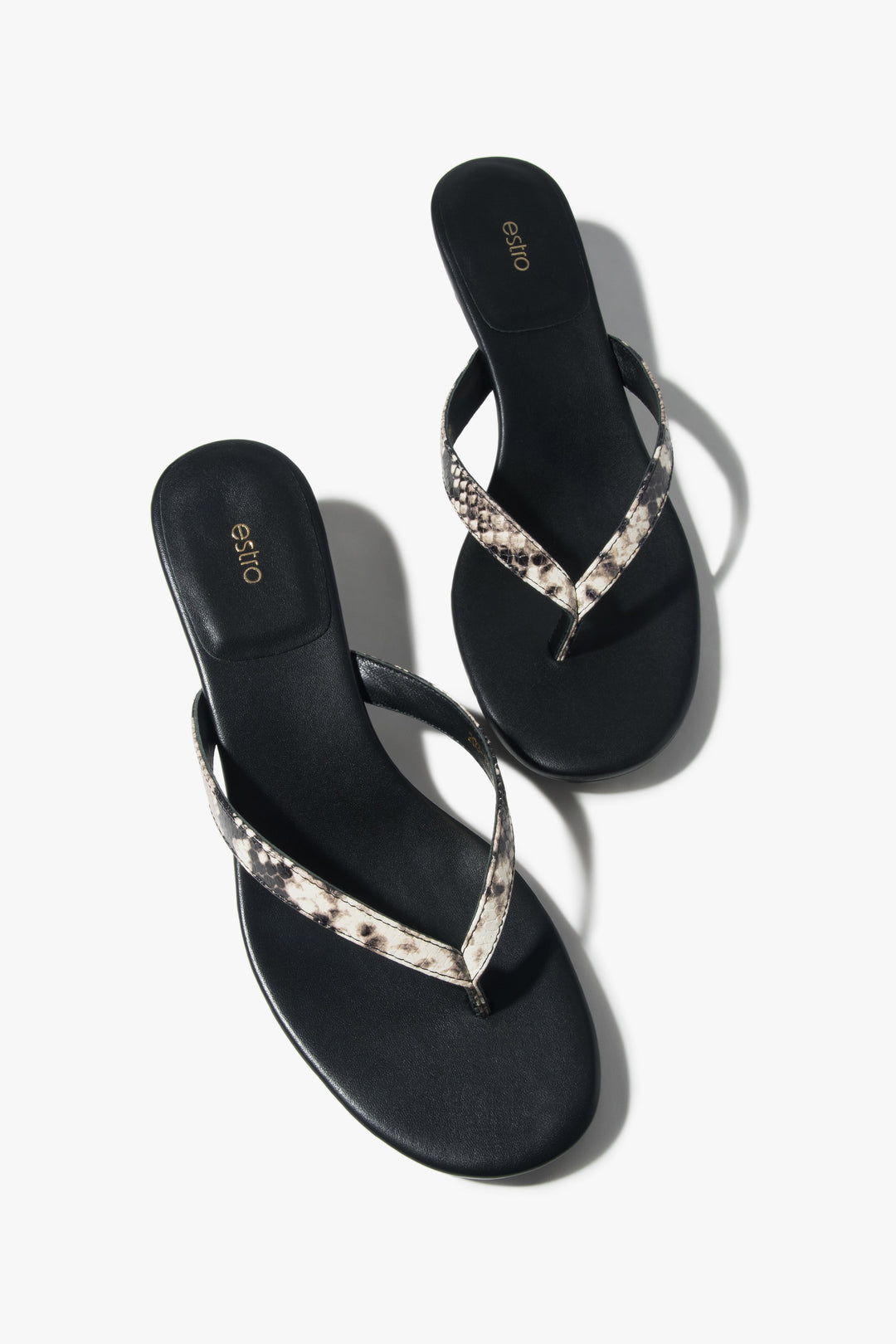 Japonki damskie Estro, czarne, skórzane, z animalistycznym wzorem, na niskim obcasie.