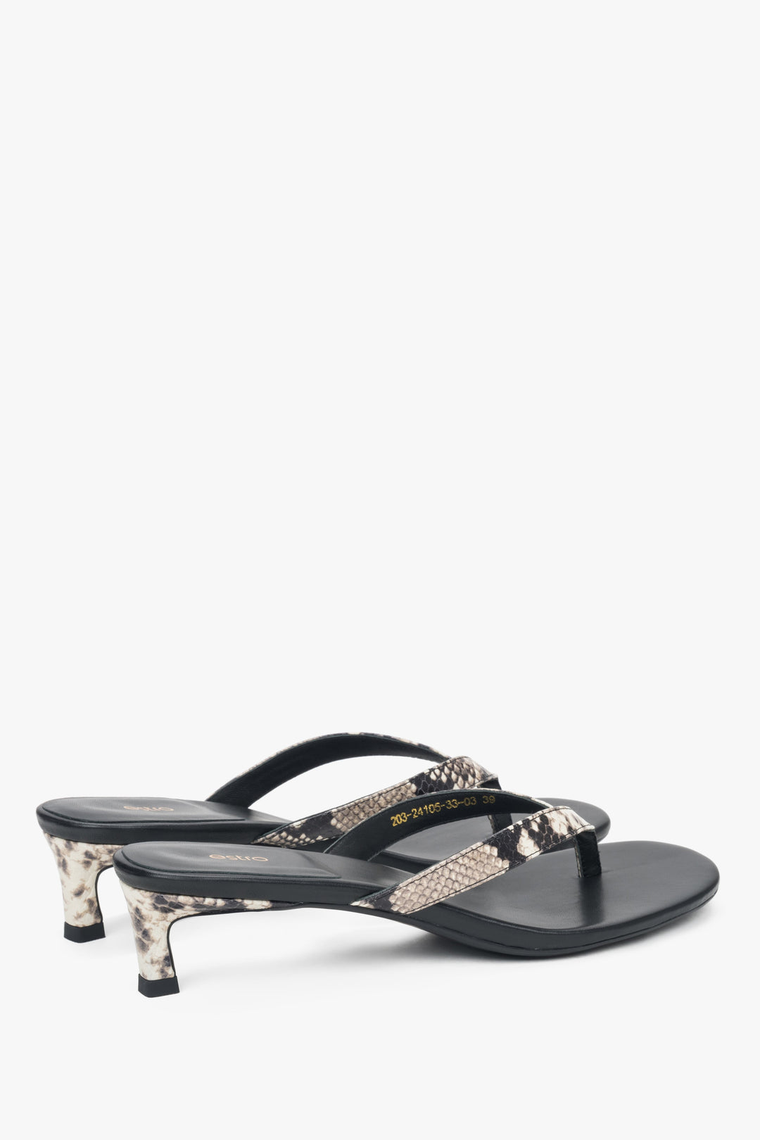 Na niskim obcasie, czarne skórzane japonki damskie z animalistycznym wzorem Estro.