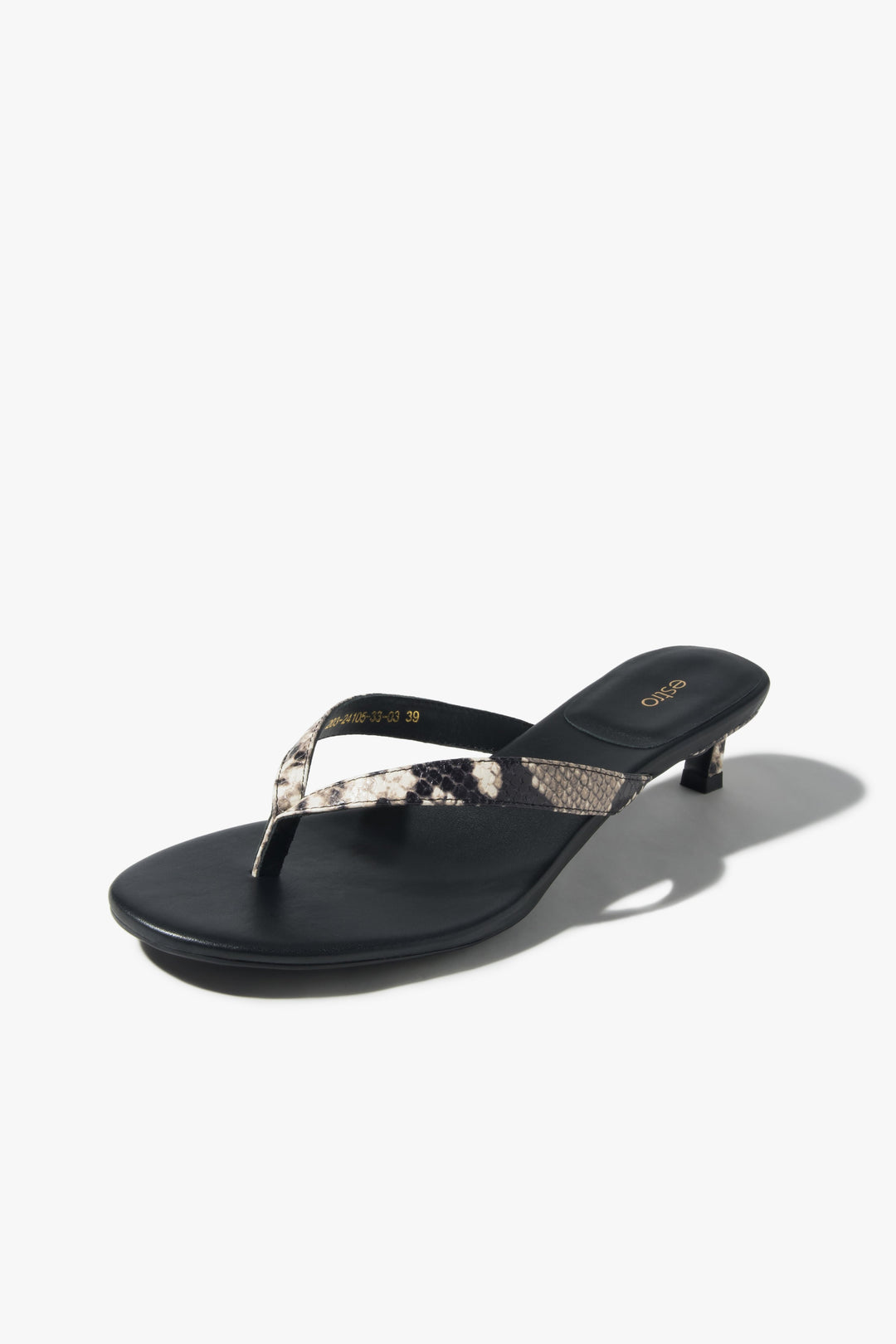 Skórzane japonki z animalistycznym wzorem na niskim obcasie Estro.