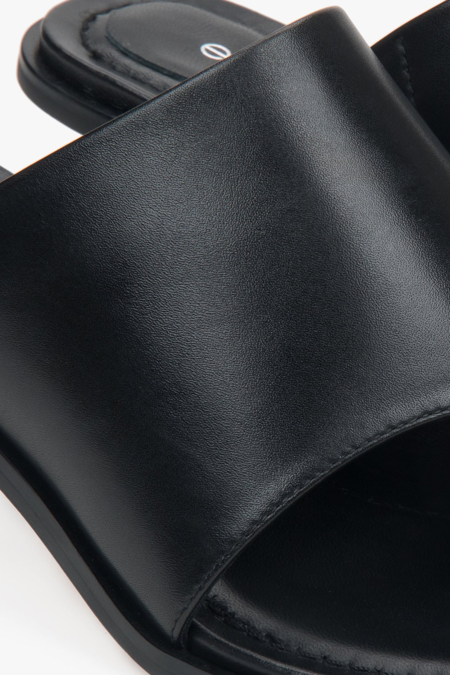 Czarne, skórzane klapki na szpilce, z pierścieniem na palec - detale.