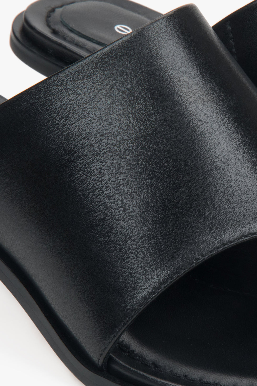 Czarne, skórzane klapki na szpilce, z pierścieniem na palec - detale.