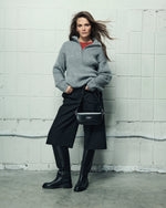 Czarne skórzane kozaki damskie z szeroką cholewą.